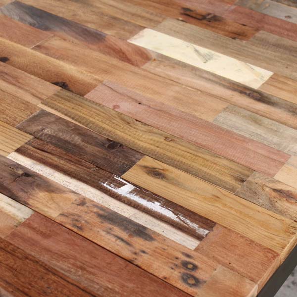 Focus sur du bois de bateau recyclé utilisé sur nos meubles industriels