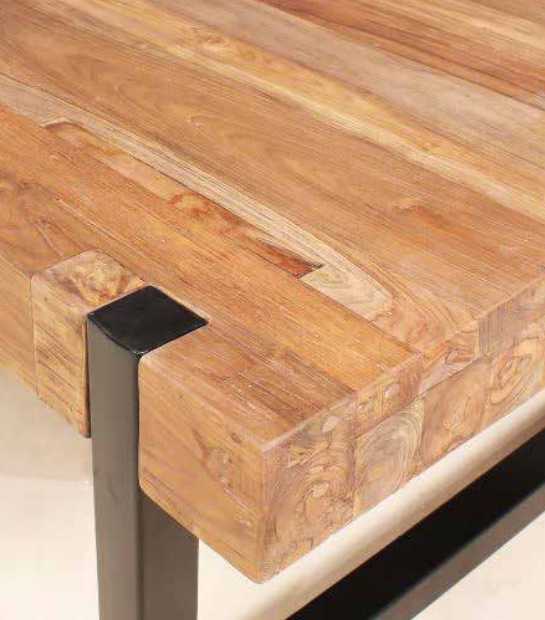 Focus sur le plateau d'une table basse en bois massif et métal noir produite suivant la démarche d'éco conception Rue de Siam