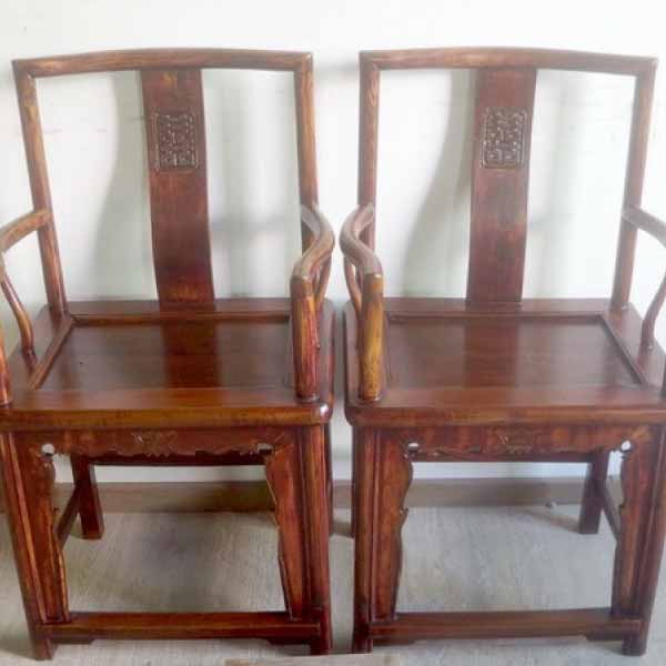 Deux fauteuils anciens chinois restaurés : leur bois est brillant grâce à la laque naturelle qui les recouvre et les protège.