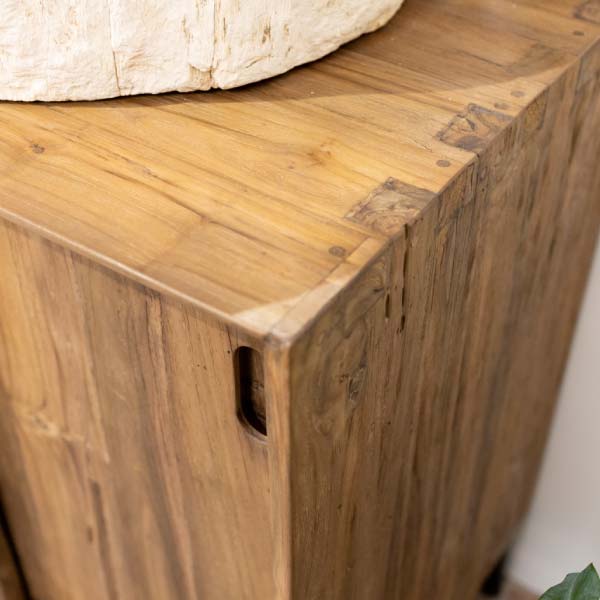 focus sur le bois d'un meuble vasque en teck recyclé sain