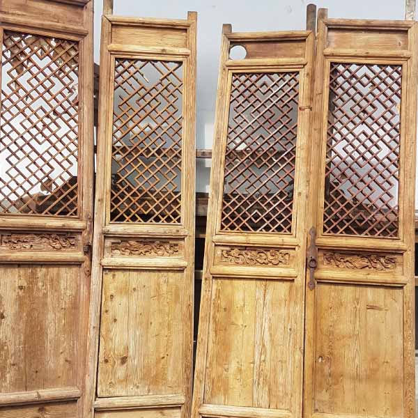 Quatre portes anciennes chinoises en bois naturel. Elles sont un peu abîmées et nécessitent une restauration pour pouvoir être par la suite réutilisées.