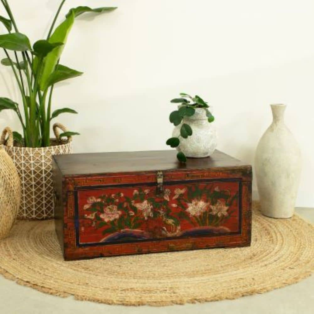 Malle chinoise laquée rouge avec motifs, meuble chinois ancien restauré
