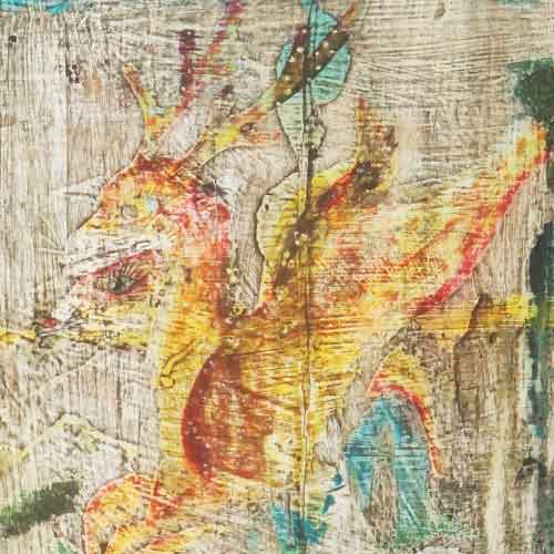 Dragon peint sur un meuble ancien, symbole de protection