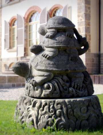 Statue en pierre de lave présentant 3 tortues empilées réalisée sur mesure pour un particulier