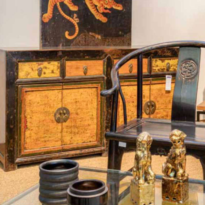 Présentation du rayon des meubles chinois anciens du showroom Rue de Siam (magasin de meubles à Brest)