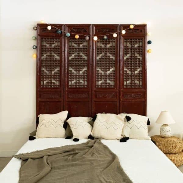 Portes chinoises anciennes transformées en tête de lit
