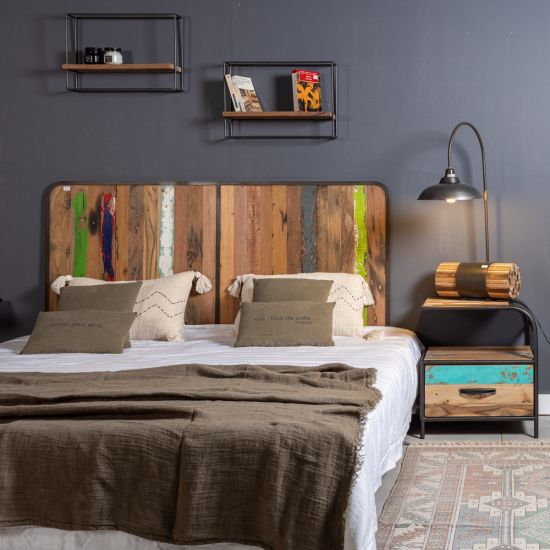 Tête de lit industrielle, un meuble industriel déco en bois de bateau coloré et cerclage en métal thermolaqué