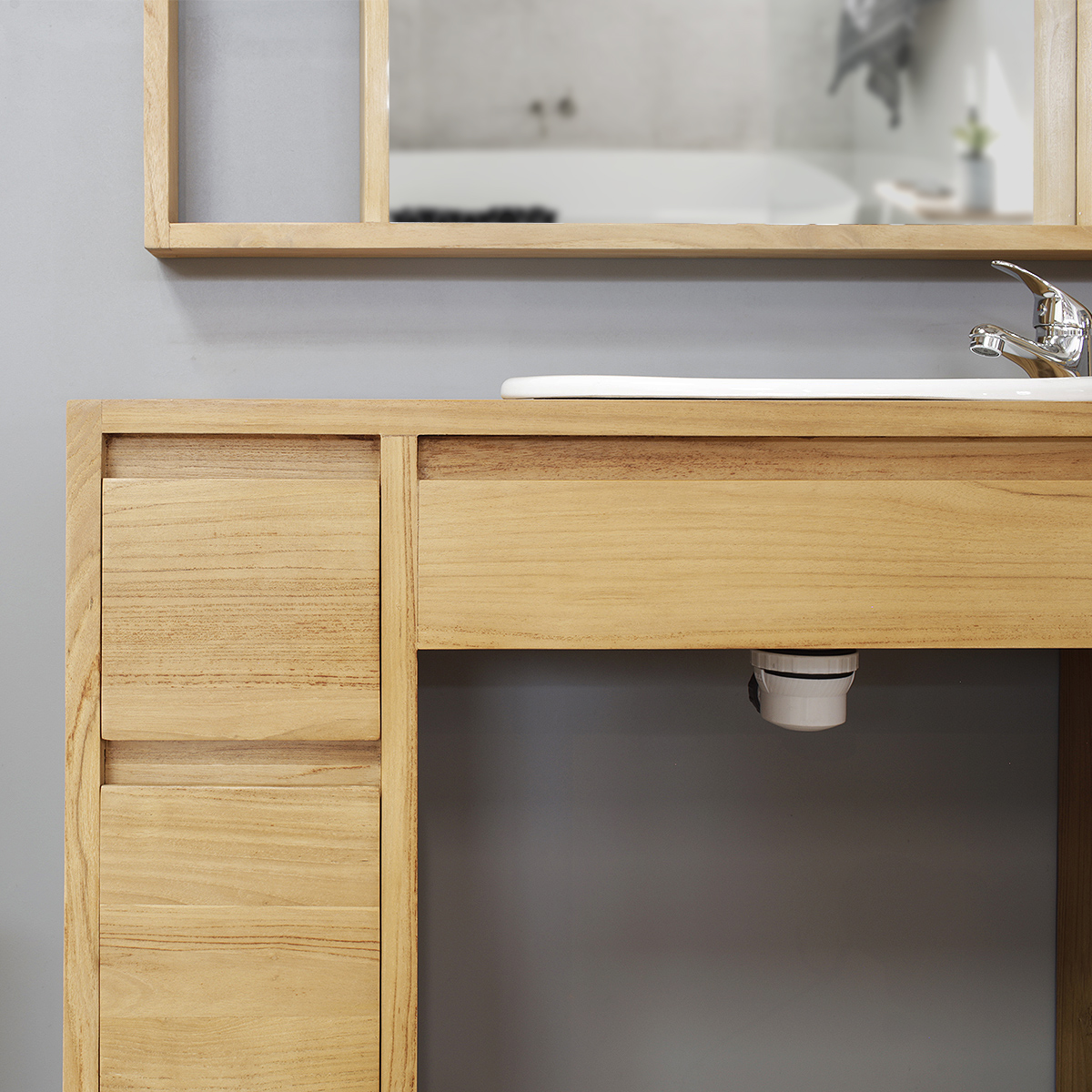 Focus sur le design du meuble salle de bain PMR en teck, magasin meubles Brest