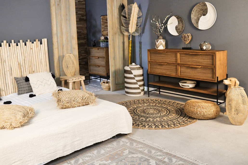 déco naturelle dans la chambre : meuble bois, vannerie, tissu coton, raphia