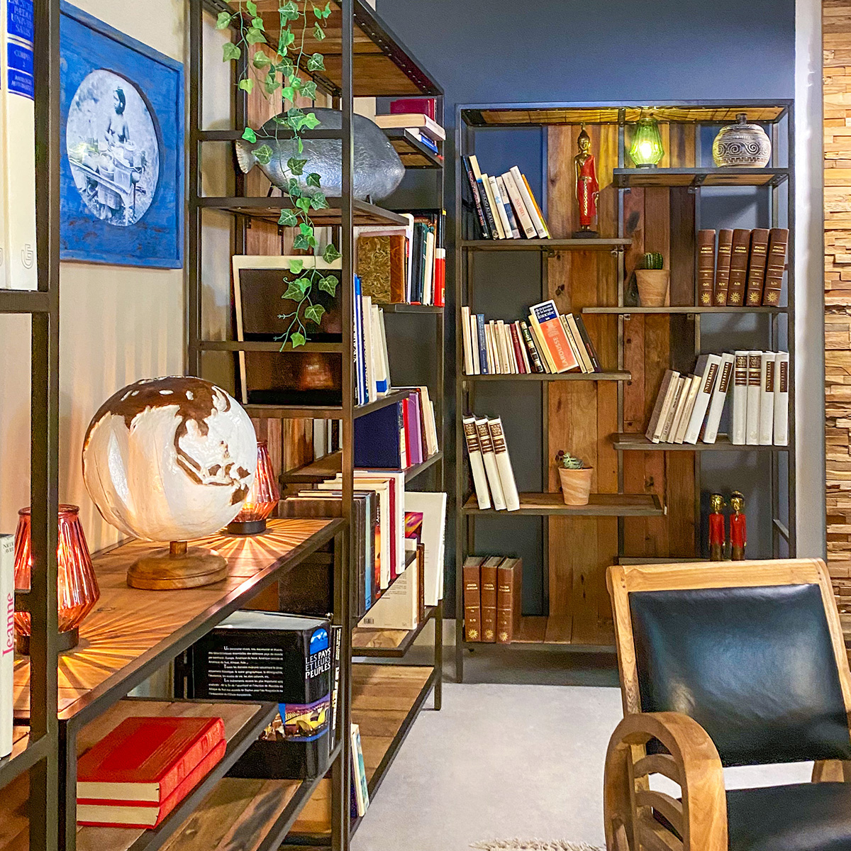 Bibliothèque industrielle bois métal dans un espace salon, collection IBIZA