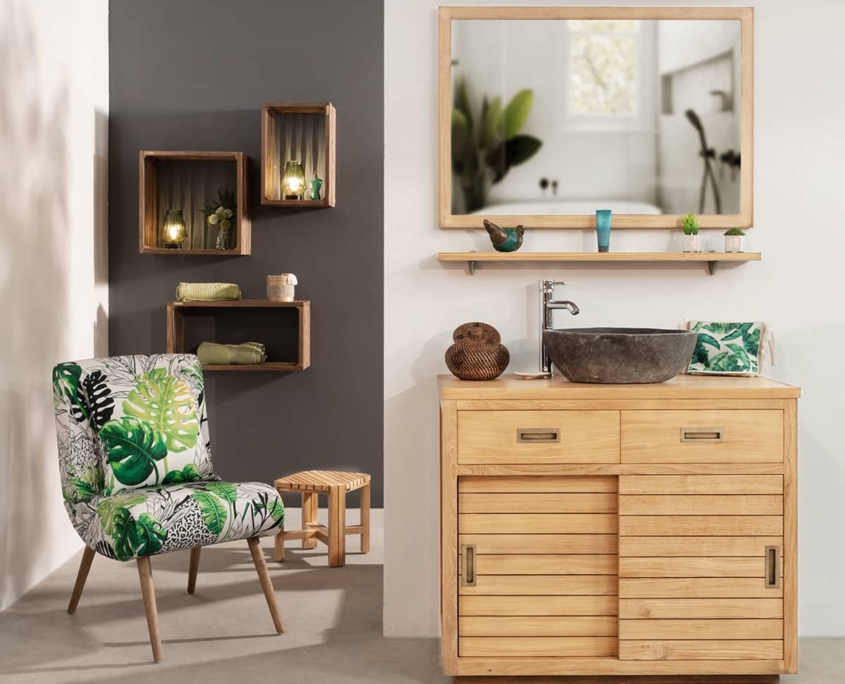 salle de bain en bois avec objets déco verts