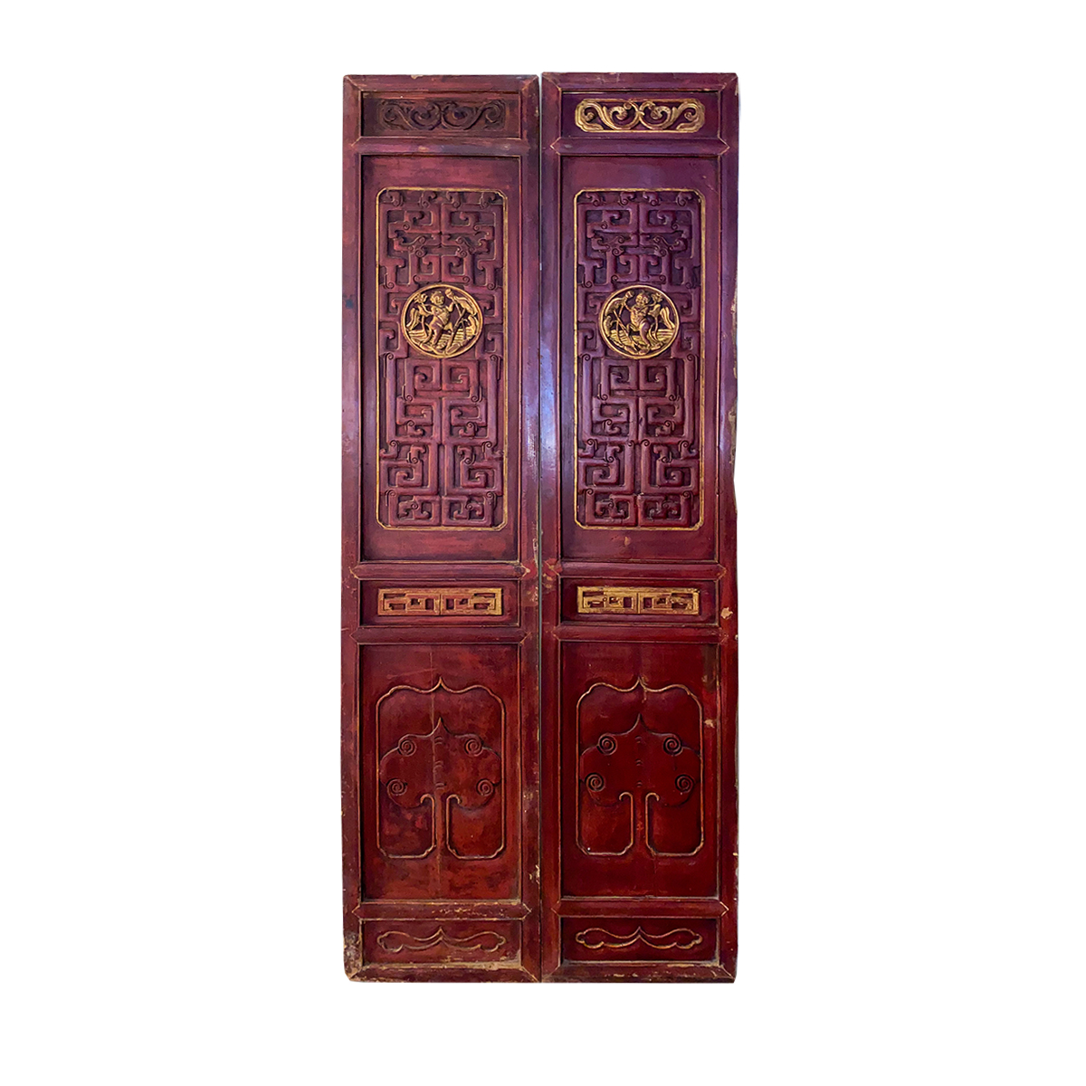Portes chinoises anciennes laquées rouge sculptées avec médaillon doré