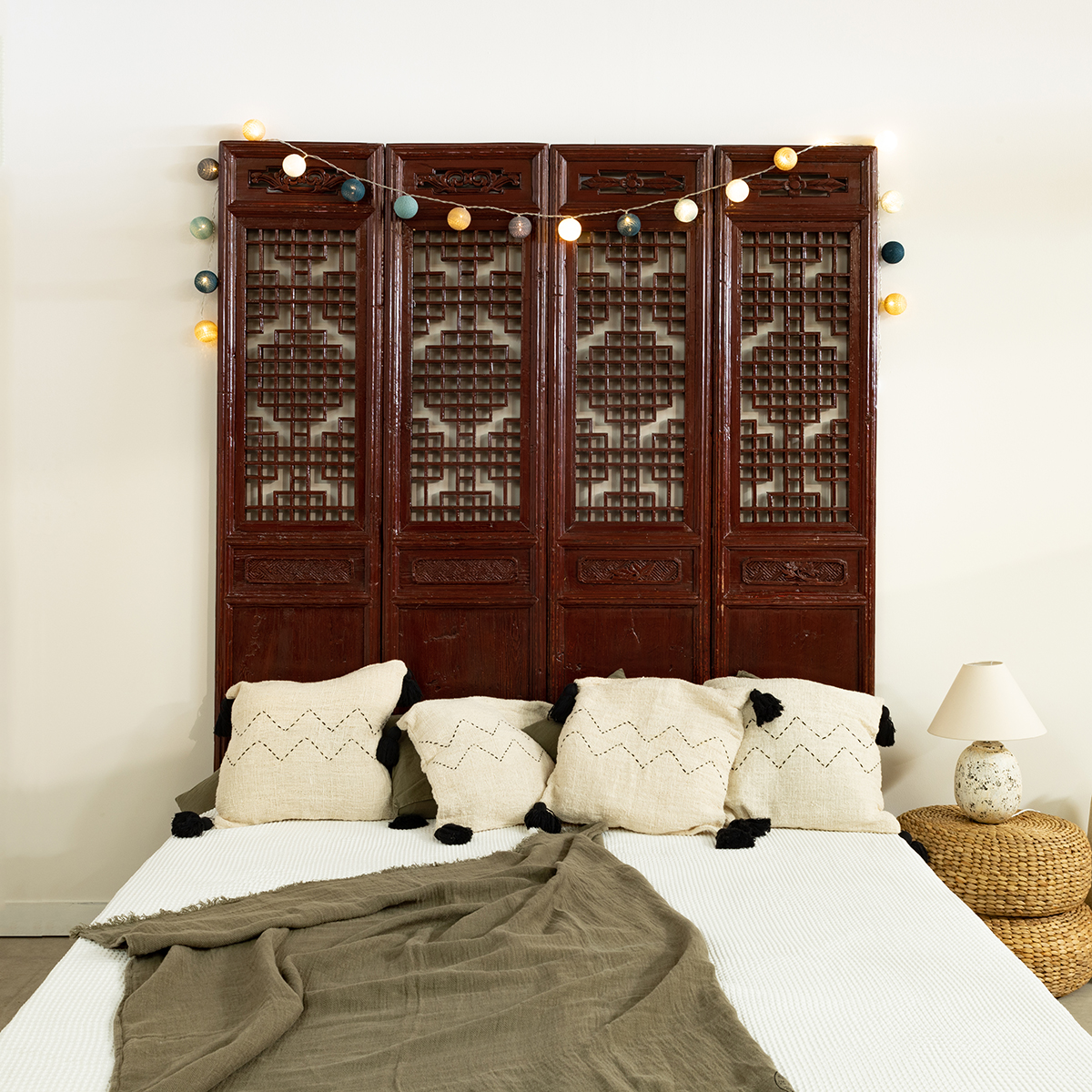 Porte chinoise rouge 4 panneaux transformée en tête de lit pour chambre parentale