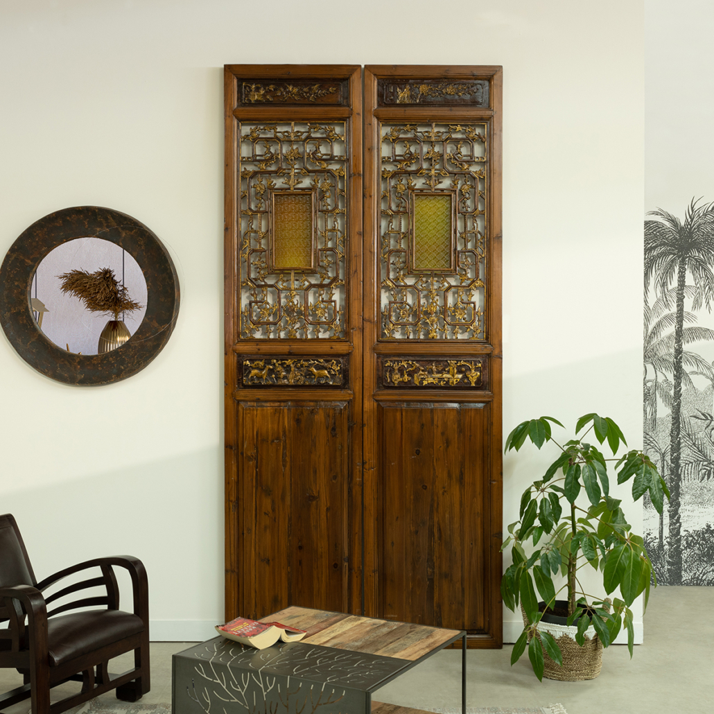 Belles portes chinoises finement sculptées avec carreau en verre central
