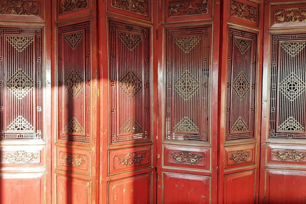 Portes chinoises ou claustra anciennes dans une maison chinoise