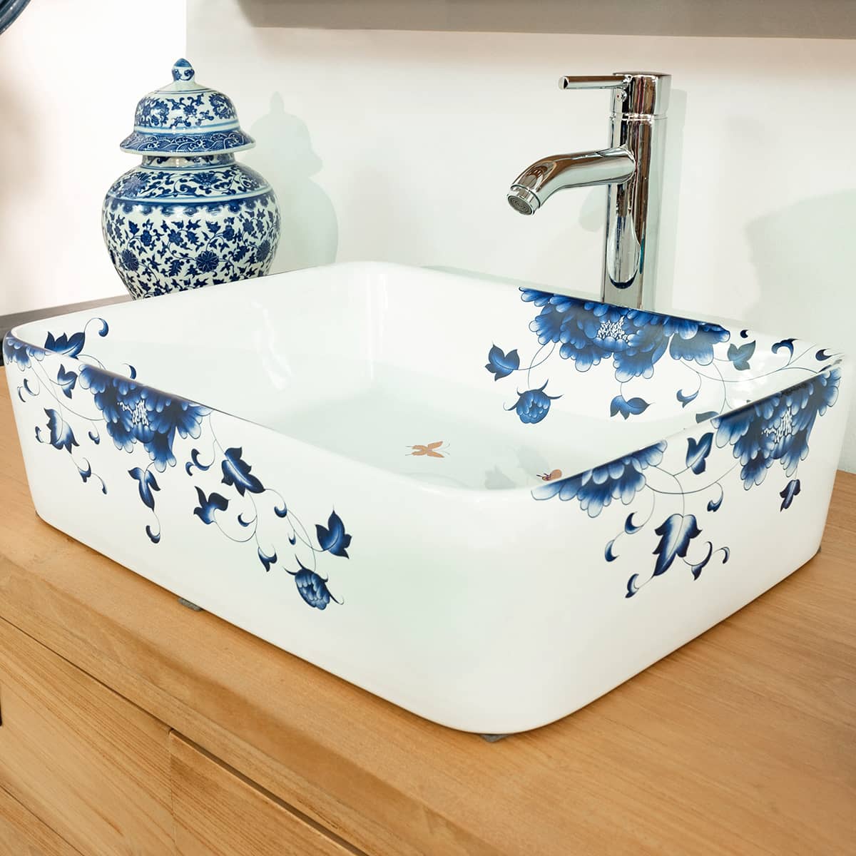 Vasque en porcelaine de chine avec dessins bleus